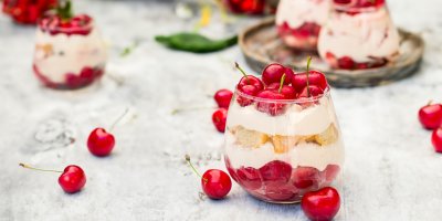 Třešňové tiramisu ve sklenici, čerstvé třešně