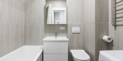 Světlá moderní koupelna bez okna