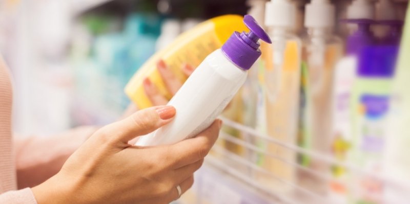 Varování pro spotřebitele: Zakázaná chemikálie lilial se objevila v nelegálně prodávané kosmetice i na českém trhu