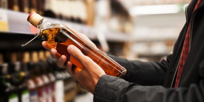 Stát zdražil alkohol. Češi si ho teď raději vyrobí sami nebo koupí za hranicemi