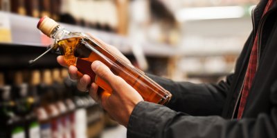 Muž nakupuje alkohol v supermarketu