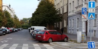 Městské prostředí v Česku, silnice, auta, dopravní značky