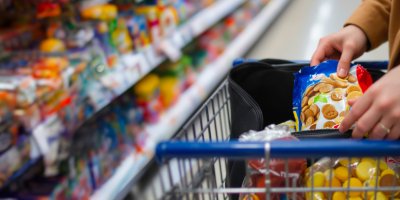 Žena krade v supermarketu dětské sušenky