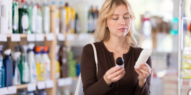 Otestovali jsme 6 deodorantů do 100 Kč. Nejvíc zaujal přírodní sprej bez alkoholu z drogerie
