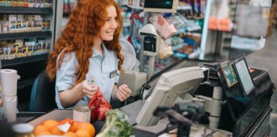 Pokladní v supermarketu markuje zboží
