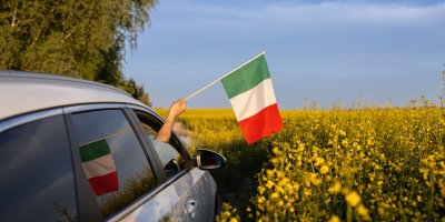 Ruka z auta s italskou vlajkou