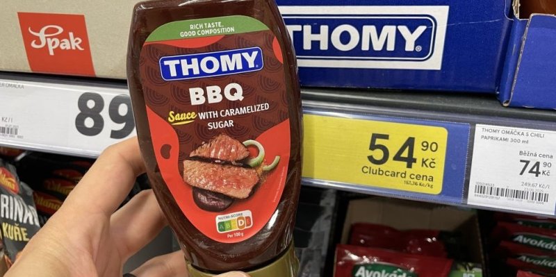 Většina BBQ omáček z obchodu chutná podobně. Domácí verzi dodá výraznou chuť pár kapek tekutého kouře