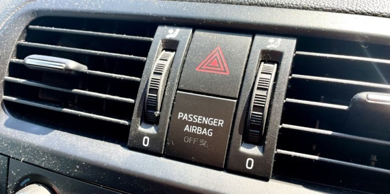 Bezpečí dítěte může záviset na ikoně s postavou a kulatým tvarem před ní. Většina řidičů neví, co znamená