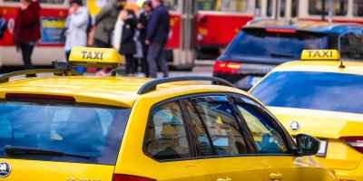 Žluté taxi ve městě