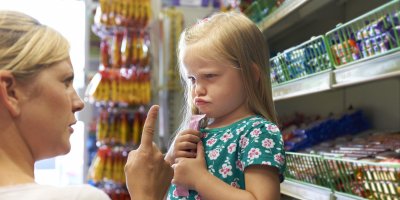 Matka domlouvá své dceři v supermarketu