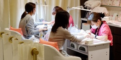 „Smály se, koukaly na moje nehty a něco si říkaly. Byla jsem přesvědčená, že mě pomlouvají,“ svěřila se Tereza