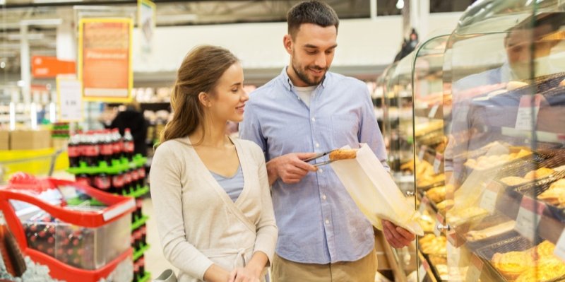 Přebytky potravin řeší řetězce po svém: Albert z nich dělá pečivo, Tesco zkouší darování