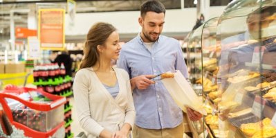 Přebytky potravin řeší řetězce po svém: Albert z nich dělá pečivo, Tesco zkouší darování
