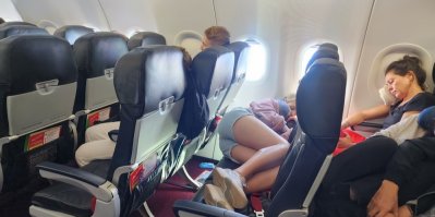 Etiketa v letadle: Když dítě kope do sedadla a soused zapáchá, pomůže klid a personál