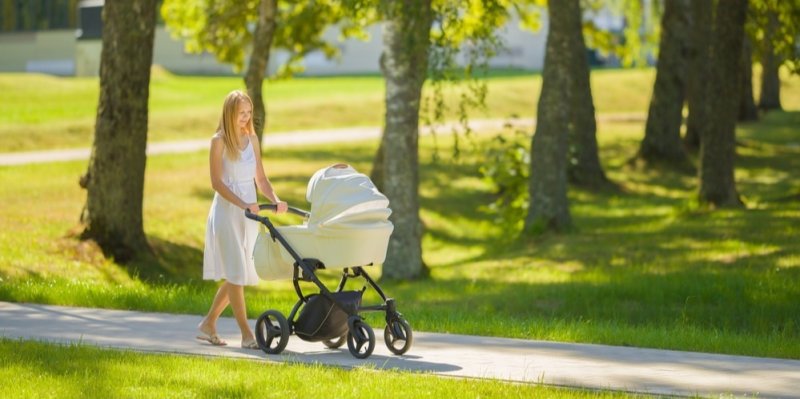 Dítě v zakrytém kočárku? To je jako ho zavřít do trouby, varuje pediatrička před letním nešvarem