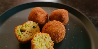 Cuketové krokety na černém talíři