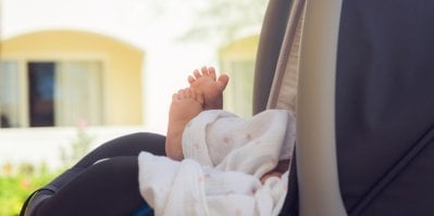Jak obléct miminko do kočárku v horku? Rady lékařů i zkušených rodičů