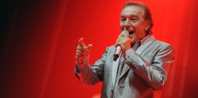 Karel Gott zpívá na pódiu