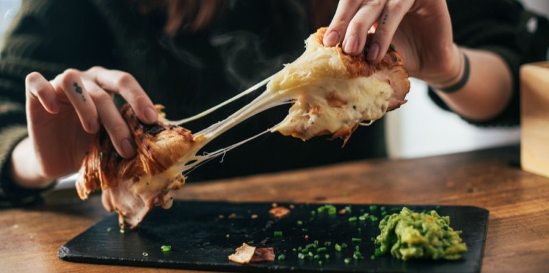 Croissanty plněné šunkou a sýrem: Rychlá večeře za 30 minut, která zachrání každý večer
