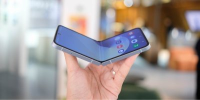 Ruka držící véčkový telefon