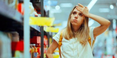 Šokovaná žena v supermarketu se chytá za hlavu