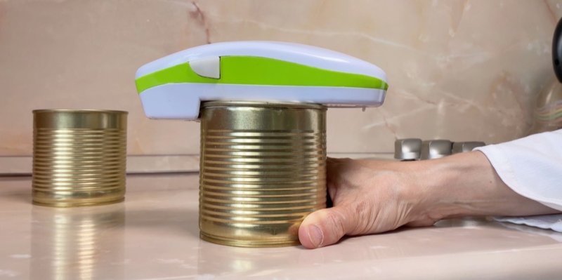 Elektrické otvíráky na konzervy pomáhají seniorům, majitelům psů a koček, ale i lenochům