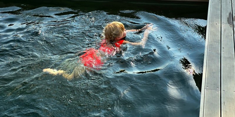 Barva plavek pro děti může být mnohem důležitější, než si myslíte. Záchranáři varují před nenápadnými barvami