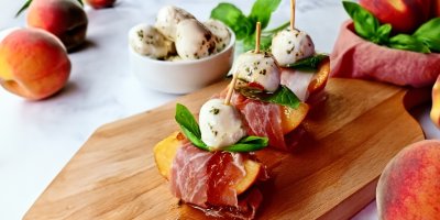 Broskvové jednohubky s mozzarellou