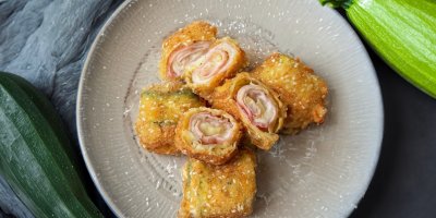 Zapomeňte na listové těsto, vyzkoušejte jednoduchý recept na zapečené cuketové rolky se šunkou a sýrem