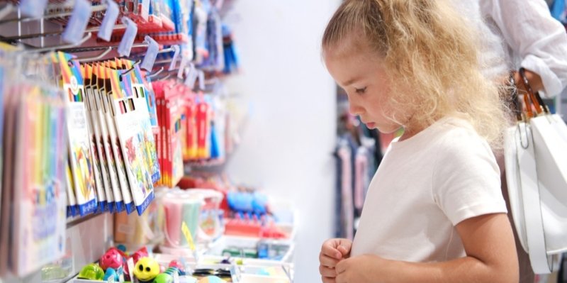 „Půjčovat si na pastelky mi přijde nedůstojné.“ Samoživitelka řeší, za co nakoupí výbavu pro prvňáčka. Pomoc existuje