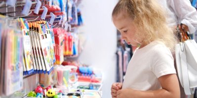 Smutná holčička v obchodě s výtvarnými potřebami