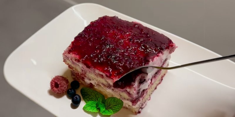 Sladká chuť léta: Recept na nepečený dezert z piškotů plný lesního ovoce a mascarpone