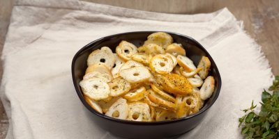 Co se starými rohlíky? Neplýtvejte a připravte si z nich jednoduché, chutné a extra křupavé bake rolls