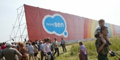 Pamatujete na Český sen? Filmaři v roce 2003 napálili na neexistující hypermarket tisíce lidí