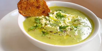 Krémová polévka z cukety a fety, která voní bylinkami a nejlépe chutná s křupavým pečivem