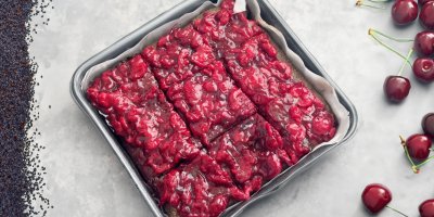 Šťavnatý makovo-višňový koláč bez mouky, co trumfne i cheesecake