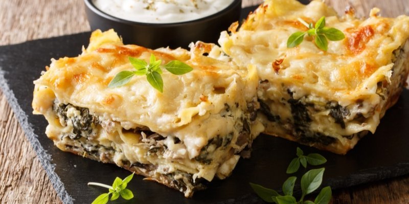 Bílé lasagne se špenátem, houbami a sýrem: Lehčí verze klasiky, která chutná i bez masa