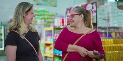 Dvě usmívající se ženy v supermarketu