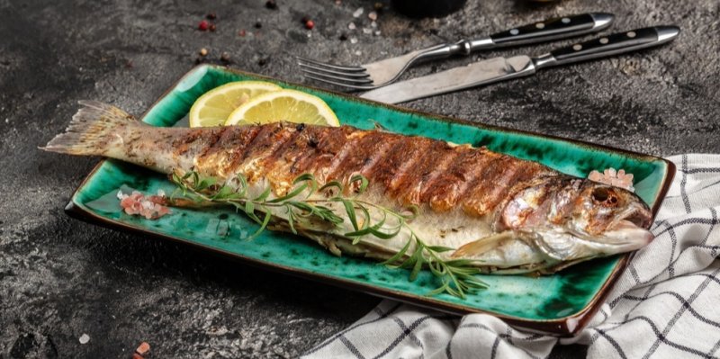 Pstruh na kmíně s grilovaným citronem: Jednoduchý recept pro milovníky ryb připravený za 25 minut