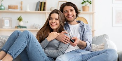 Mladý pár se dívá na televizi