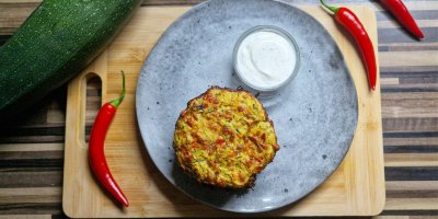 Cuketová placka s chilli na talíři s tipem