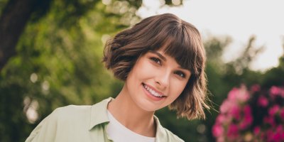 Ulehčete hlavě a pořiďte si šik účes. Trendem je uhlazené mikádo i vrstvy, které vytvoří bohatý objem