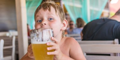 Dítě pije pivo