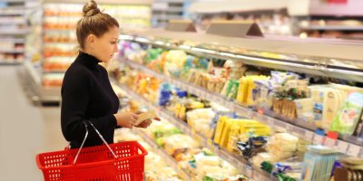 Žena v supermarketu u pultu se sýry