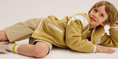 Kluk leží a pózuje