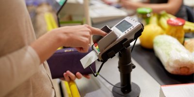 „Měla jsem slzy v očích,“ říká žena, jejíž zablokovanou kartu a nákup u pokladny nečekaně zachránil jiný zákazník