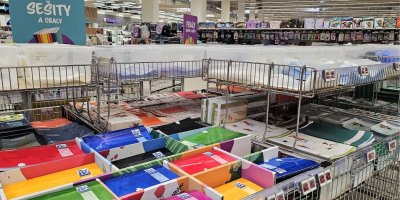 Školní sešity a obaly v supermarketu
