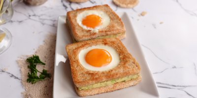 Krémový toast s avokádem, tuňákem a vejcem na pánvi – rychlá a zdravá večeře bez kompromisů