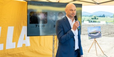 Marek Doležal, generální ředitel BILLA ČR, prezentuje novou dřevěnou prodejnu BILLA, jež vyroste v Senohrabech.