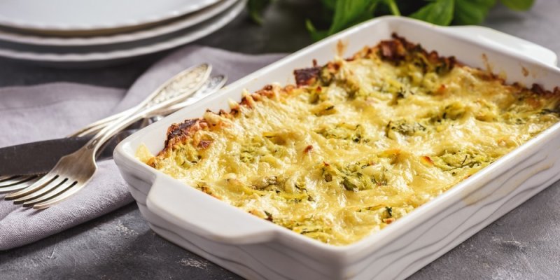 Nakrájejte cukety, přidejte rajčata, posypte sýrem a vytáhněte z trouby oběd, který zachutná i masožravcům